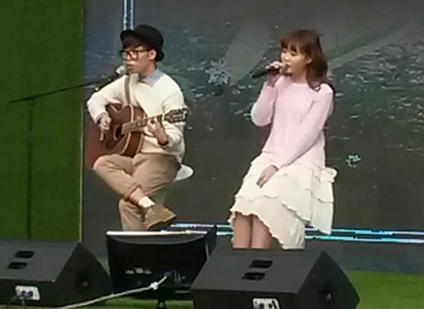 AKMU performing at Seoul Forest in April 2014.